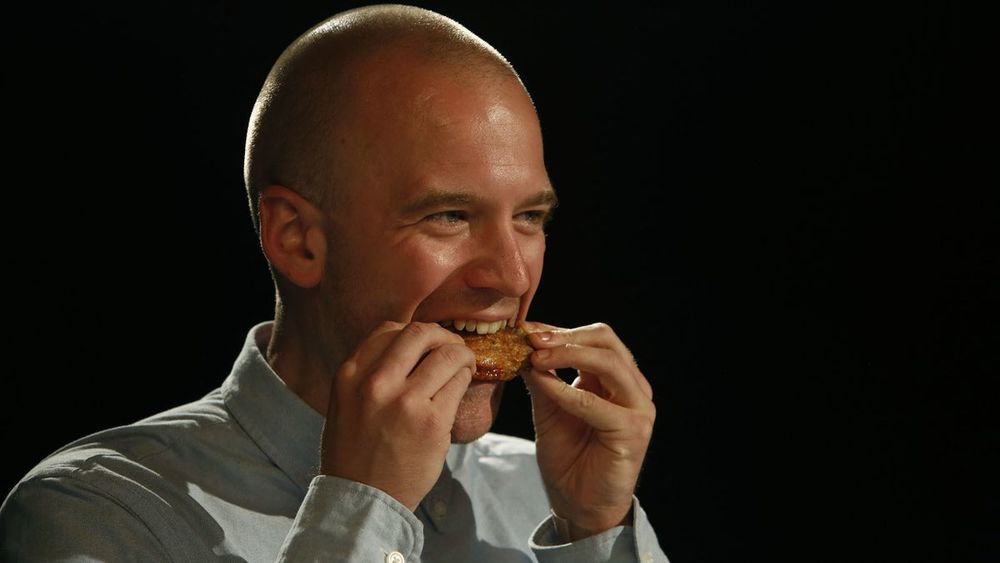 la-fo-hot-ones-wings-sean-evans-20160810-snap.jpg
