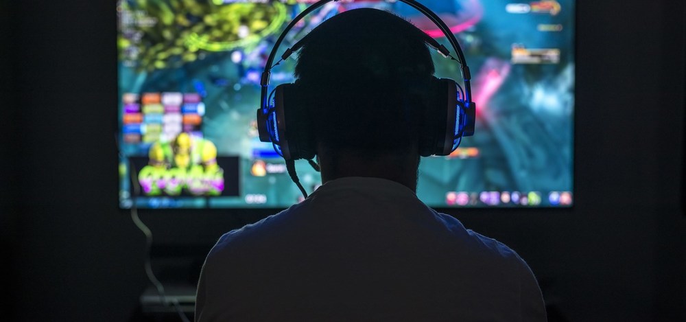 reen_playing_game_tv-min.jpg?center=0.5875,0.53333333333333333&mode=crop&height=656&widthratio=2.jpg