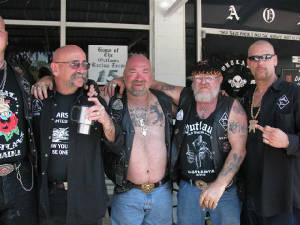 Outlaws,P20MC_1.jpg.pagespeed.ce.fsufjw2MQO.jpg