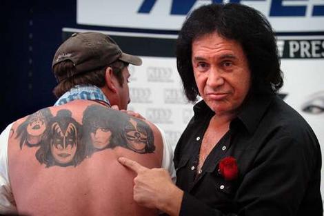 kiss_fragrance_wideweb__470x313,2.jpg