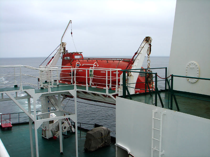 Enclosed_lifeboat.jpg