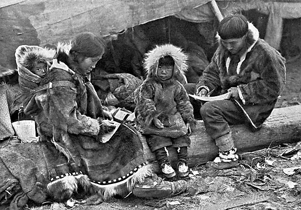 Eskimo_Family_NGM-v31-p564-2.jpg